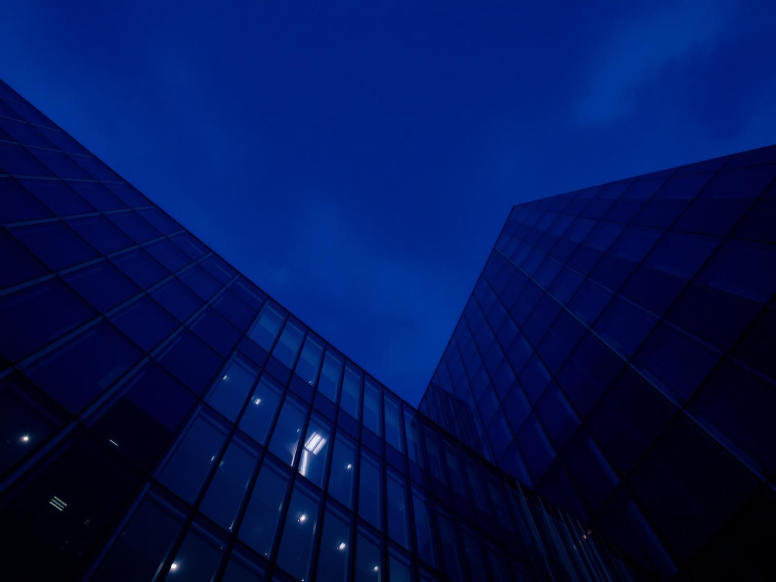 Edificio corporativo moderno de vidrio al atardecer